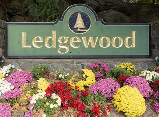 9 Ledgewood Way APT 9, Peabody, MA 01960