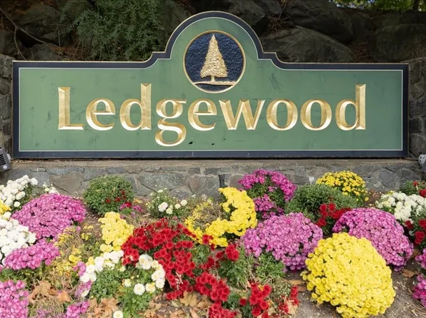 9 Ledgewood Way APT 9, Peabody, MA 01960