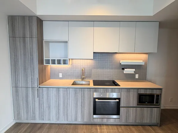 5 Buttermill Ave, Vaughan, ON