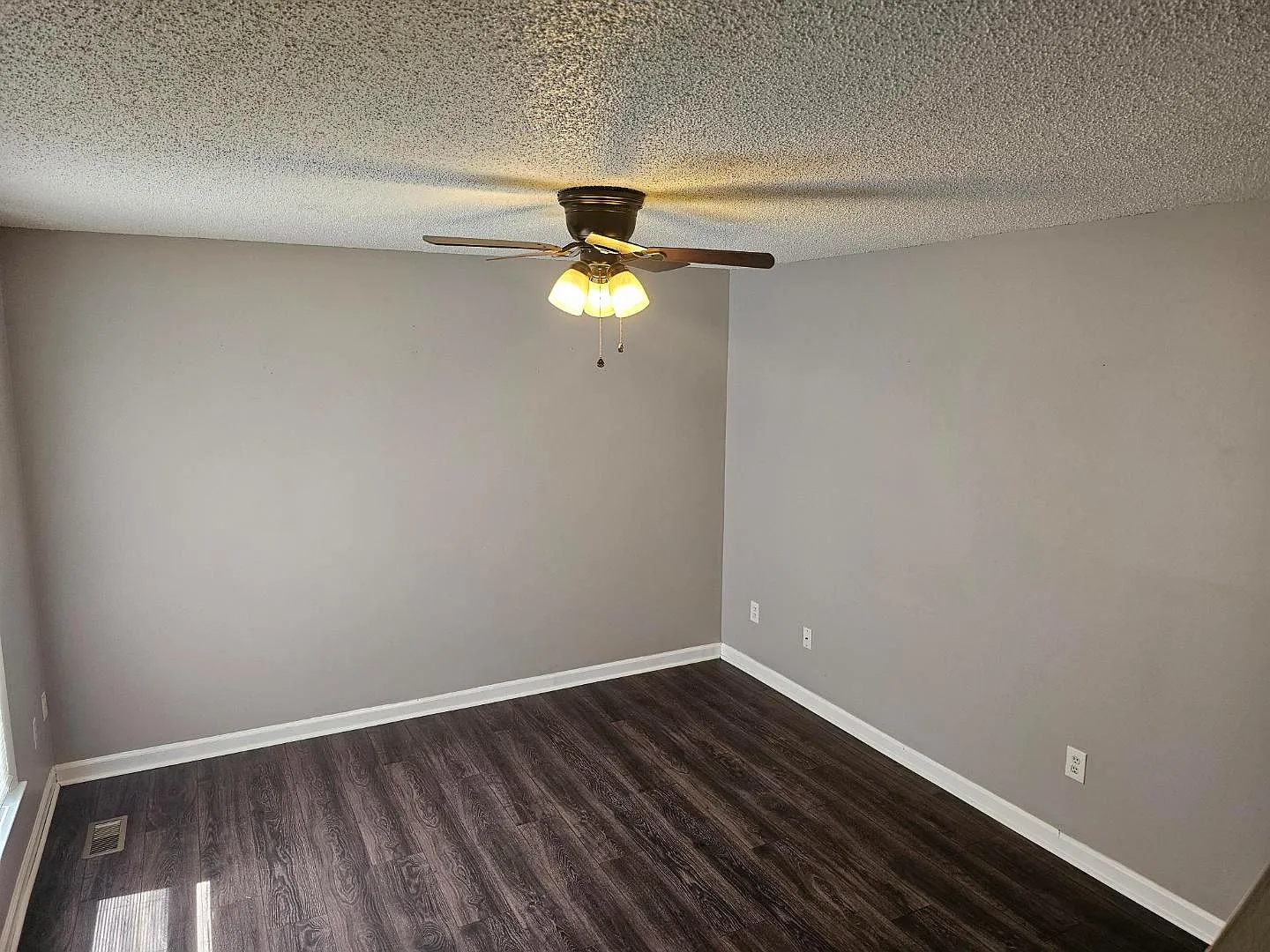321 Emerald Dr — Photo 2