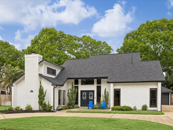 823 Millpond Dr, Sugar Land, TX 77498