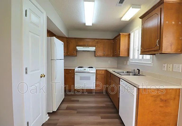 294 Hastings Dr — Photo 4