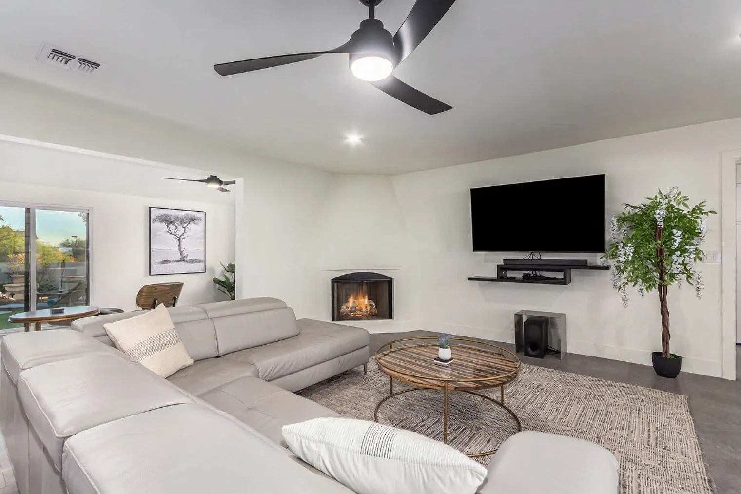 5 bed, 4.0 bath, 4090 sqft, $16,600 — Photo 2