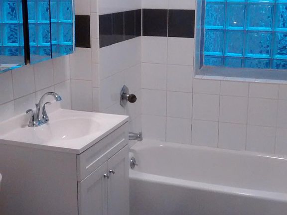 4th image of 1218 W Cornelia Ave #1