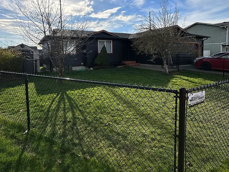 689 SW William Ave — Photo 2