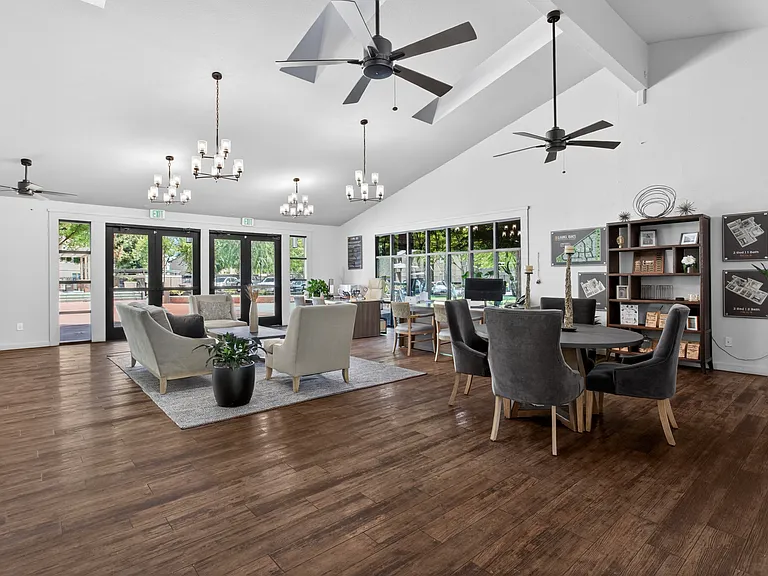 Laurel Oaks — Photo 4