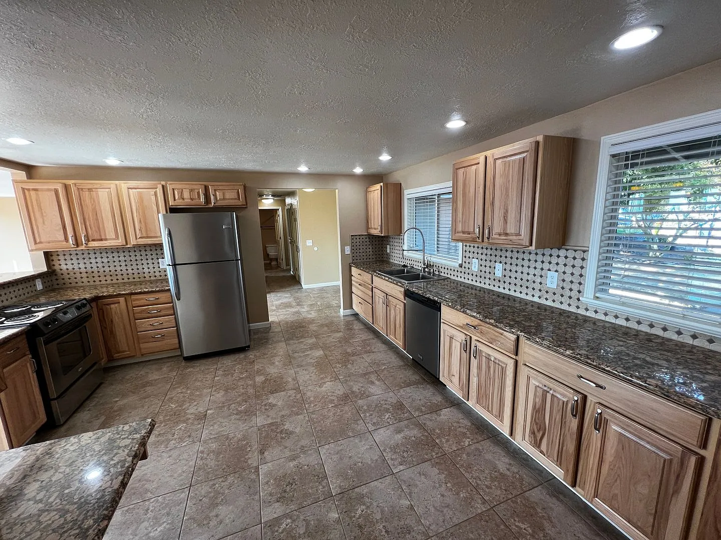 335 Suncrest Ct NW photo 1