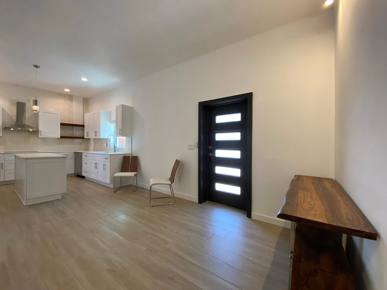2 bed, 800 sqft, $1,900 — Photo 3