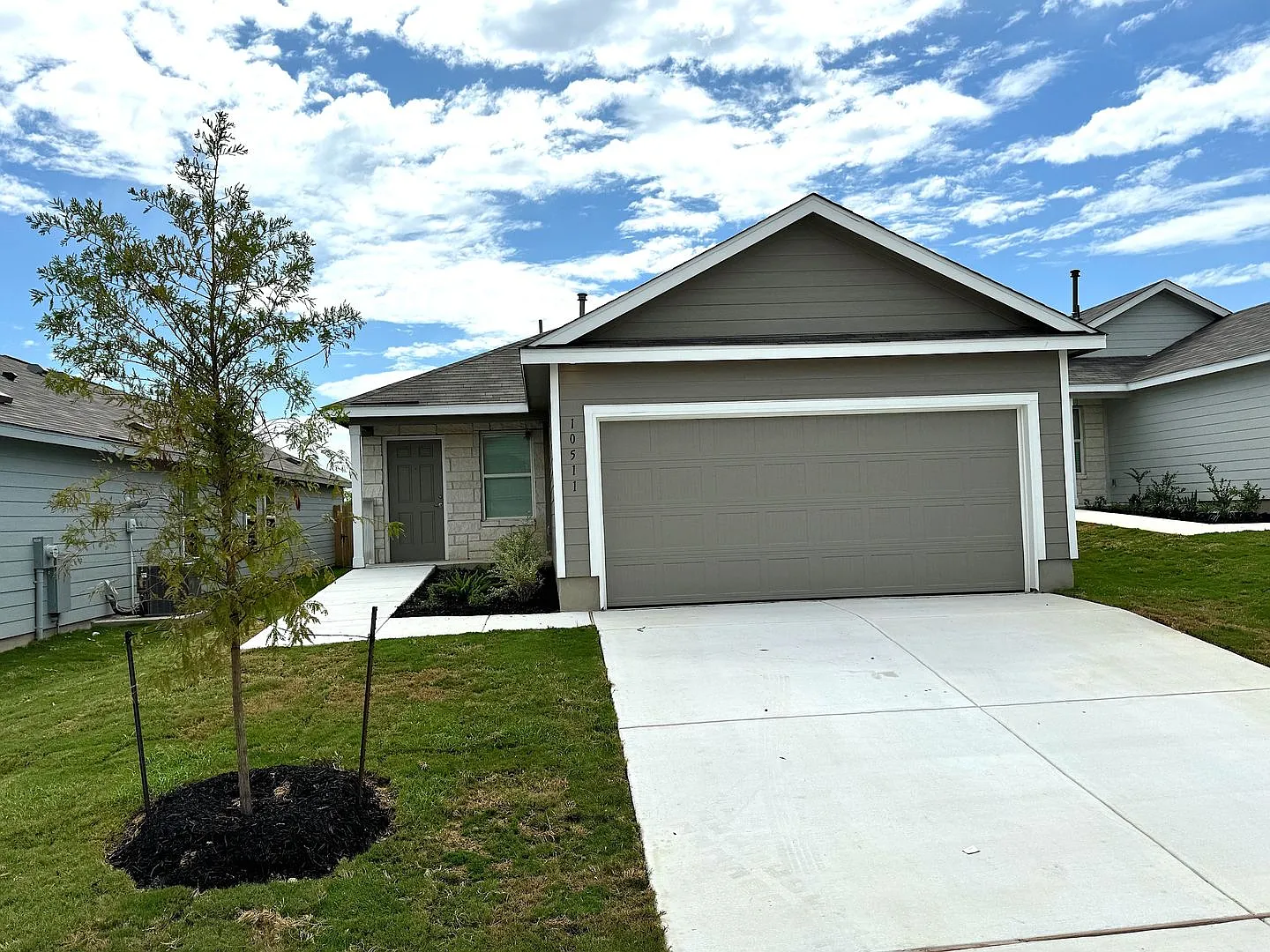New & Modern 1 Story - 3 Bedroom 2 bath in New Vida Subdivision - South San Antonio — Photo 2