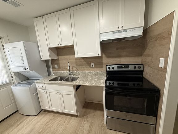 5th image of 940 N Hollywood St