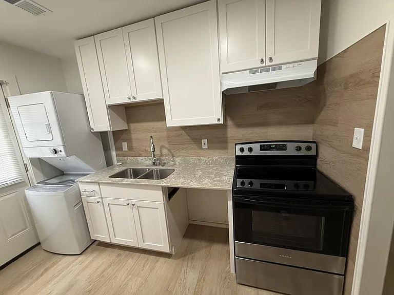 940 N Hollywood St — Photo 5