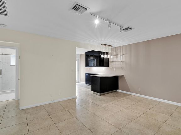 2nd image of 320 NE 1st Ave #320