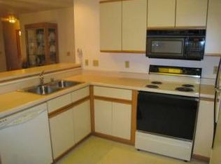 18575 Brookfield Lake Dr, Hartland, WI 53045