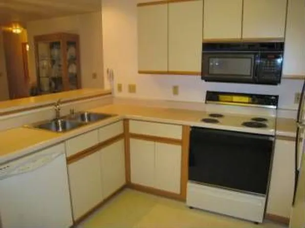 18575 Brookfield Lake Dr, Hartland, WI 53045