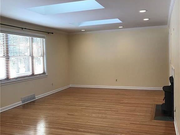 3rd image of 33 Woodside Dr