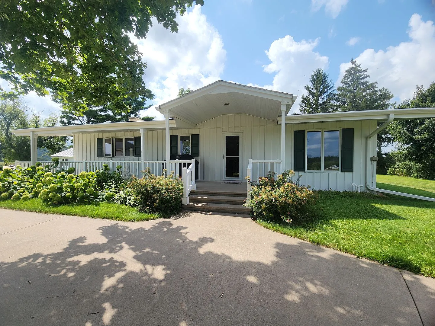 Spacious 4BR Country Home on 1.25 Acres — Photo 1
