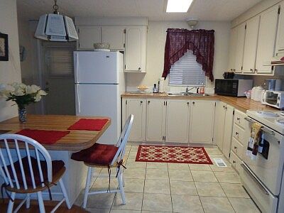 eat-in kitchen