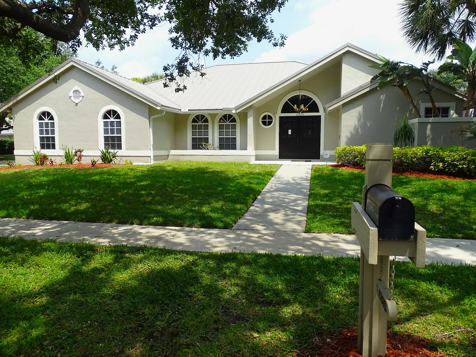 3 bed, 2.0 bath, 2342 sqft, $6,000 — Photo 1