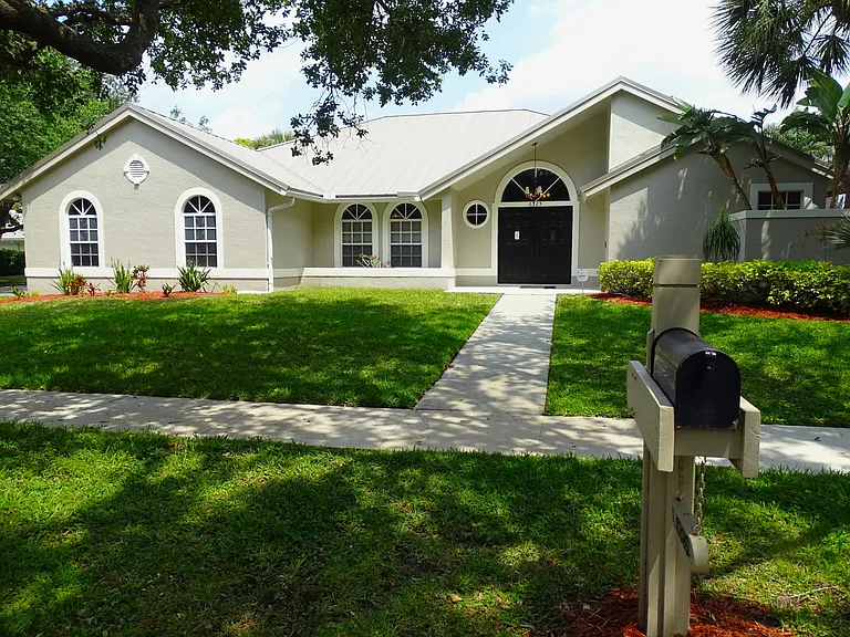 6325 Winding Lake Dr — Photo 1