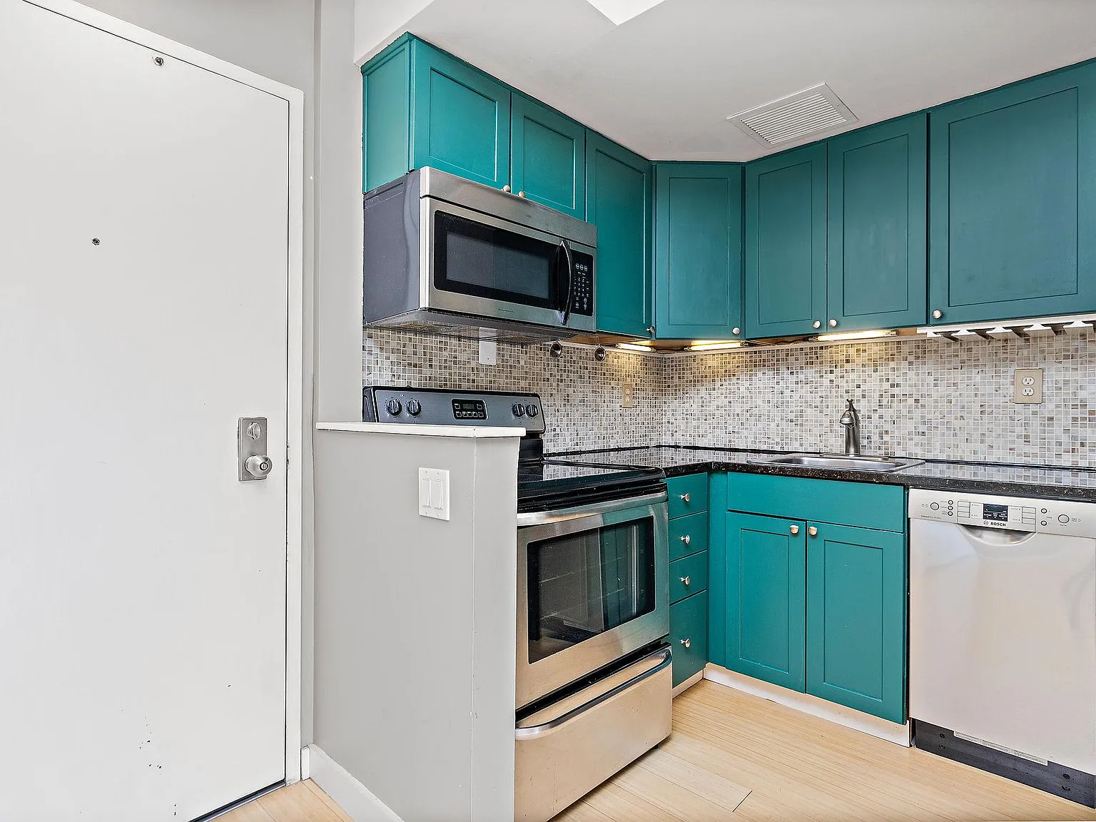 1 bed, 631 sqft, $1,350 — Photo 4