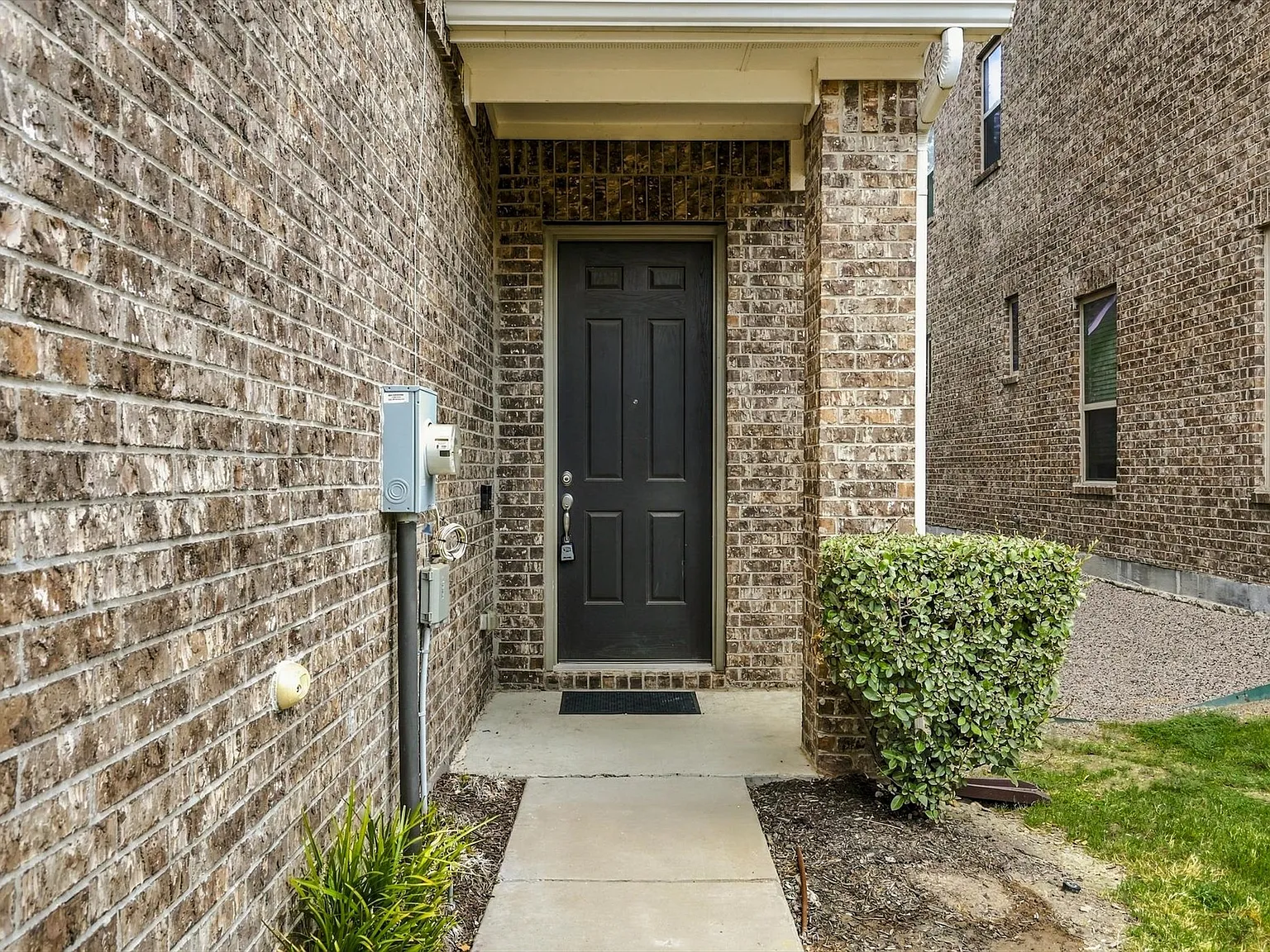 3 bed, 1921 sqft, $3,300 — Photo 2