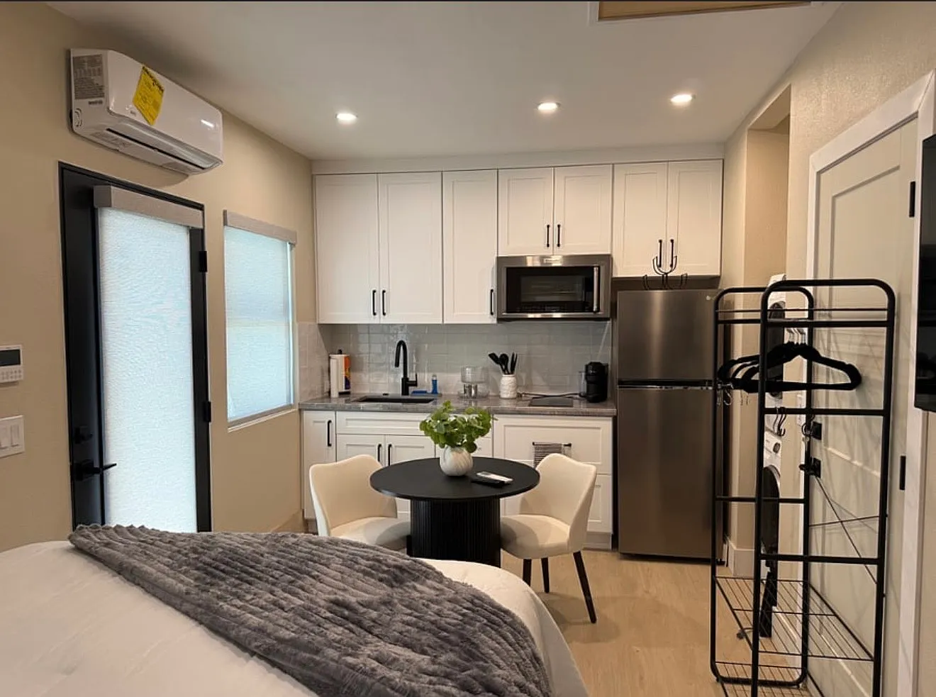 Studio, 260 sqft, $2,100 — Photo 3