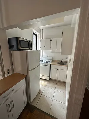 Rented by Eric Goodman Realty Corp | media 17