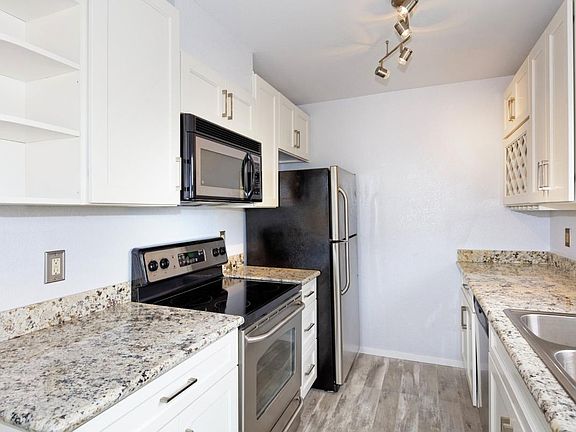 3rd image of 200 Lakeshore Ct