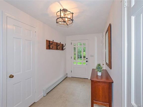 3rd image of 19 Hillsboro Ln