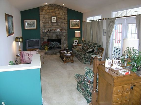 3rd image of 413 Tudor Ct NE