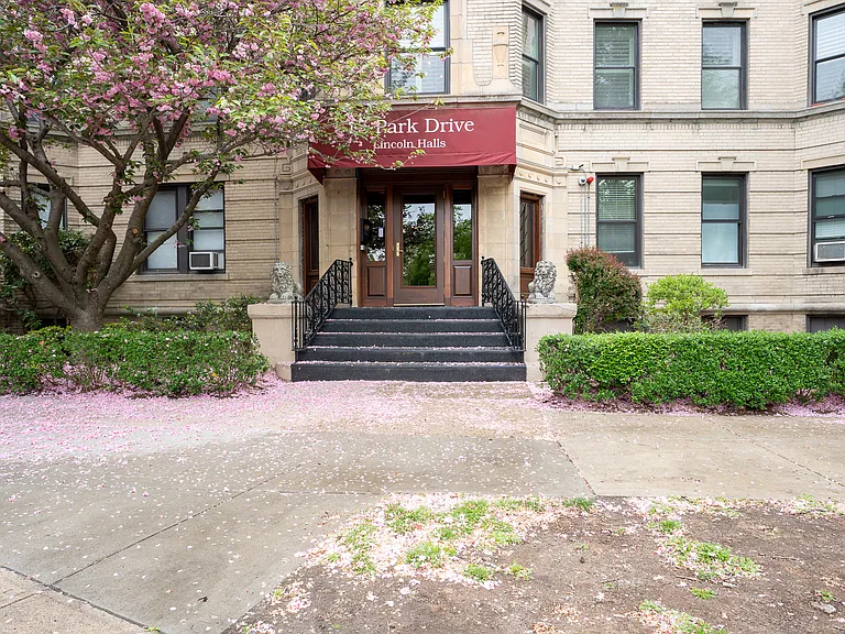 15 Park Dr #5 — Photo 2