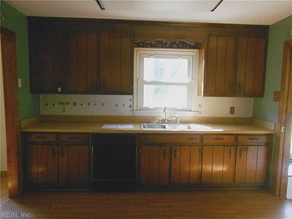 3rd image of 18 Twin Oaks Dr