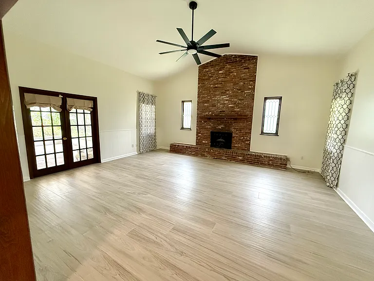 512 Oakhurst St — Photo 6