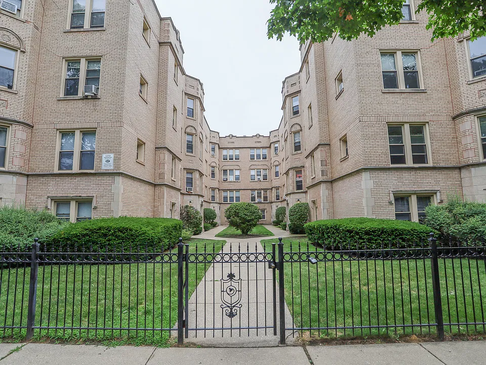 7447 N Claremont Ave #3F