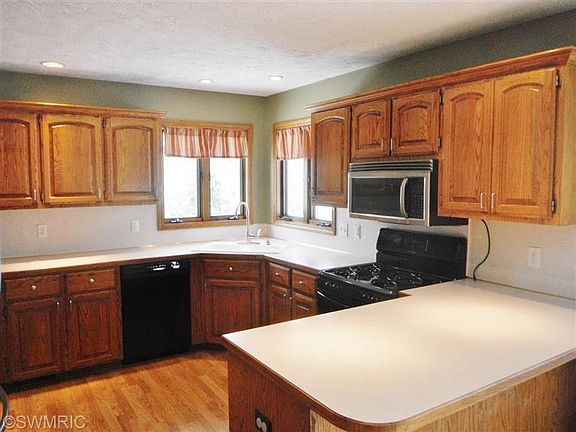 2nd image of 233 Suncrest Ct SW