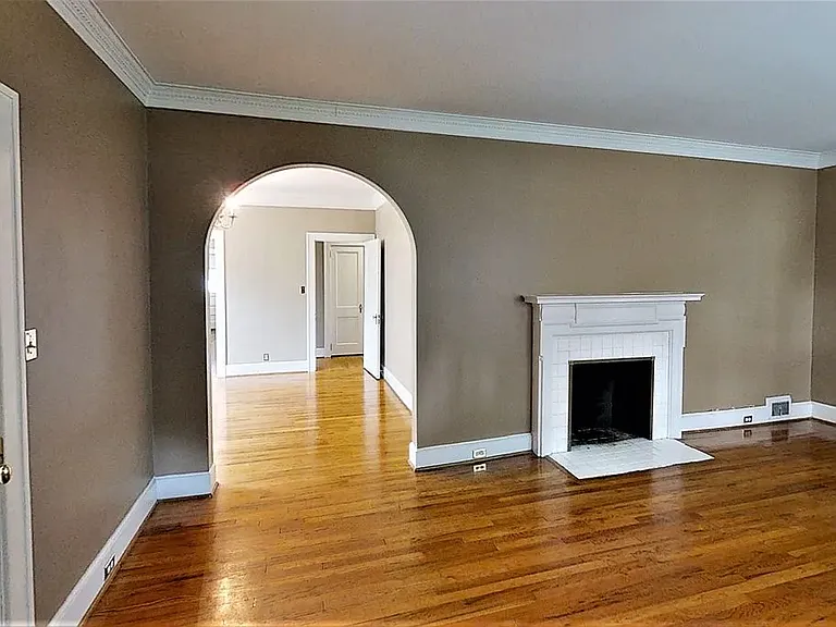 927 Heard Ave — Photo 2