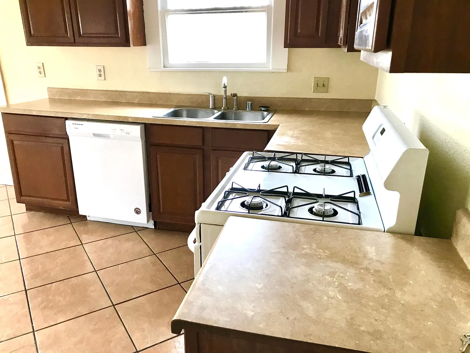 214 E Street — Photo 3