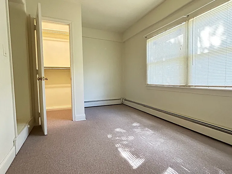 434 W Walnut St — Photo 17