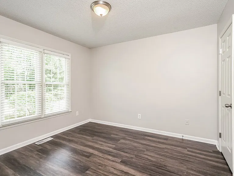 221 Guinevere Ct — Photo 14