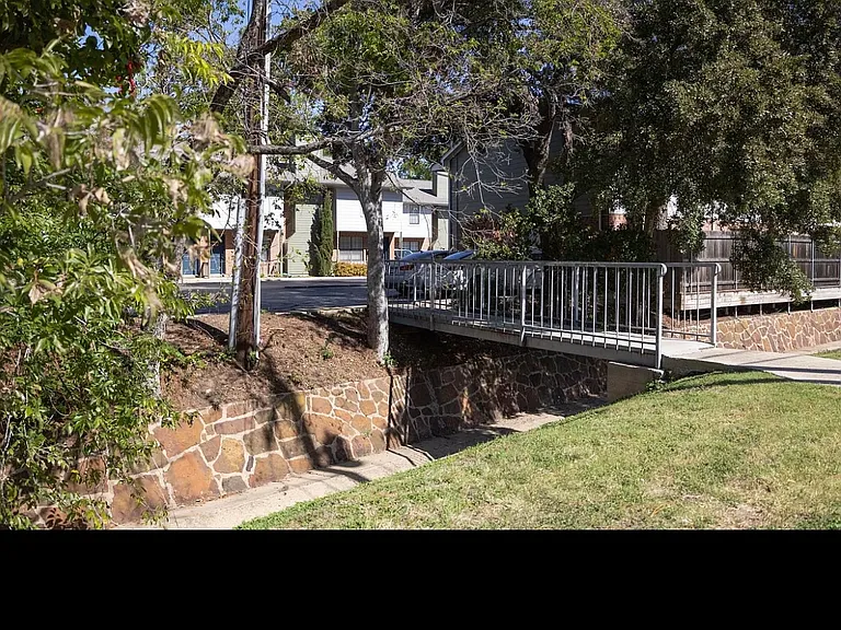 716 W Mulberry St #17 — Photo 11