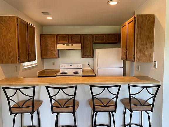 Charming _gourmet_ kitchen w/dishwasher/garbage disposal/stove/frig