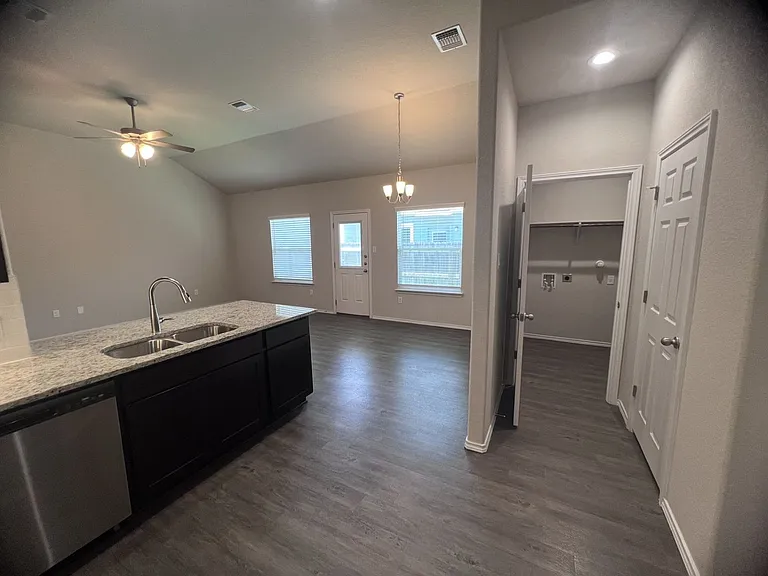 636-638 Heathers Way — Photo 9