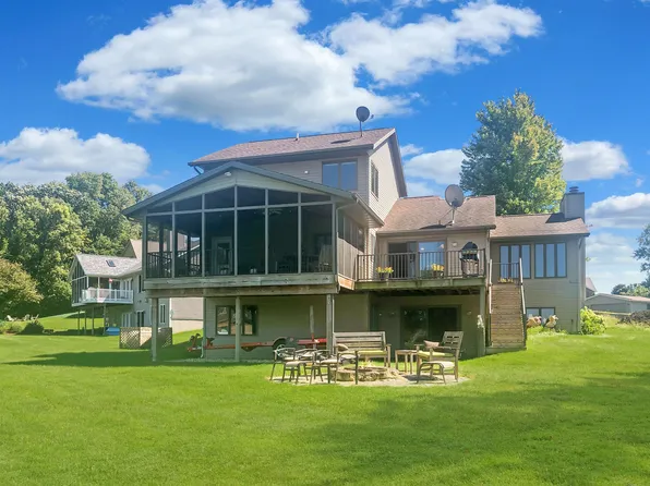 1-64 Captains Dr, Lanark, IL 61046