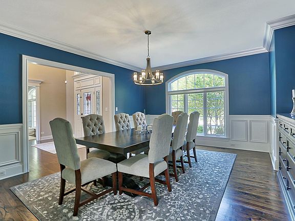 4th image of 572 E Bryn Mawr Ave