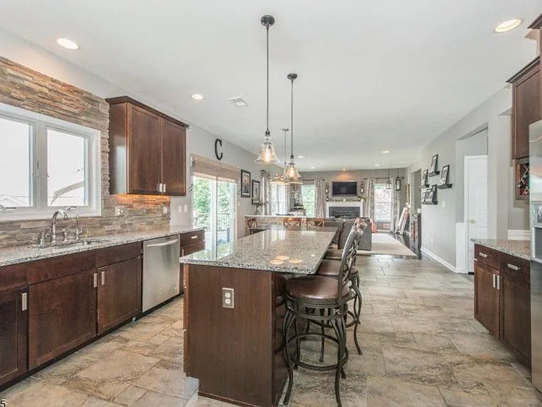 2 Magestro Ct — Photo 2