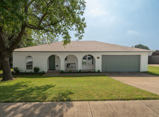 200 Lochness Ln, Benbrook, TX 76126