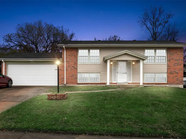12438 Dawn Hill Dr, Maryland Heights, MO 63043