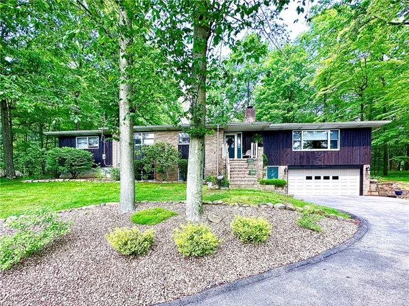 315 Lake Dr, New Castle, PA 16105