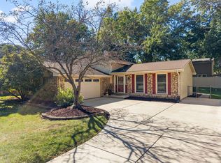 6S174 Lakewood Dr, Naperville, IL 60540