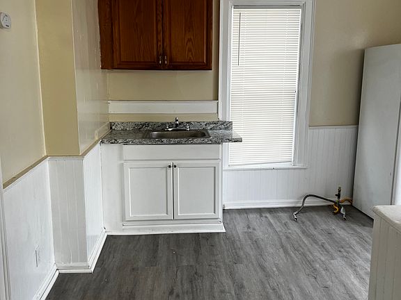 4th image of 376 Breckenridge St